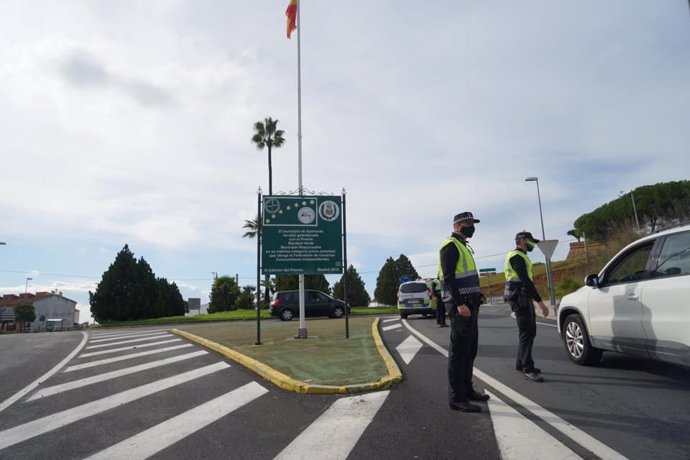 Control policial en uno de los accesos a Ayamonte (Huelva), en una imagen de archivo.