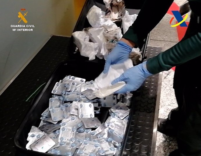 Incautadas 2.000 pastillas potenciadoras sexuales en el Aeropuerto de Bilbao