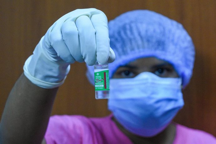 Una sanitaria muestra la vacuna COVISHIELD, una de las aceptadas de emergencia por el Gobierno indio.
