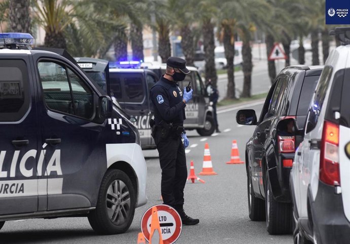 Un agente de la Policía Local de Murcia en un control
