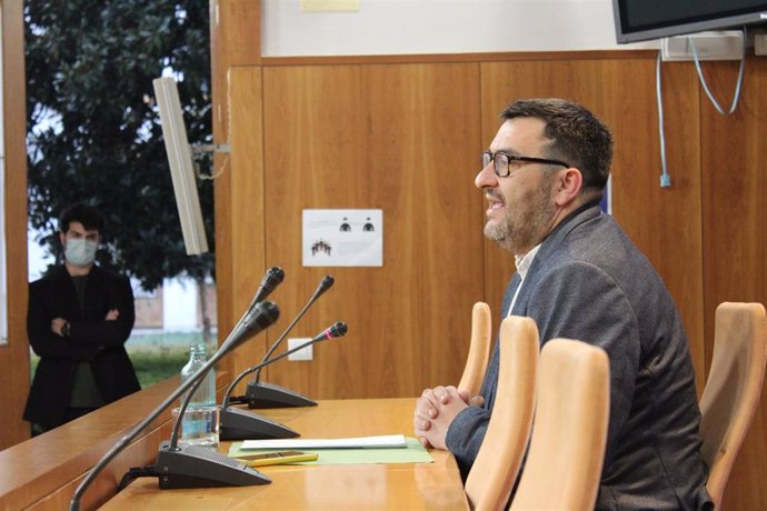 El portavoz parlamentario adjunto de Adelante Andalucía, Guzmán Ahumada, este miércoles en rueda de prensa.