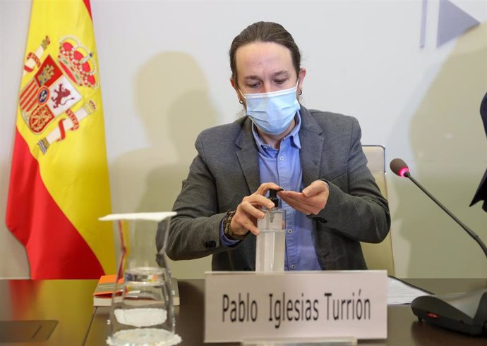 El vicepresidente del Gobierno y ministro de Derechos Sociales y Agenda 2030, Pablo Iglesias, se desinfecta las manos durante el acto de clausura de la presentación del informe del Consejo Económico y Social de España (CES) sobre 'El sistema de promoció
