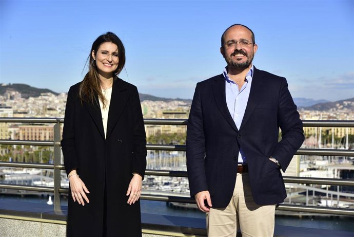 La número 2 de la lista del PP a las elecciones catalanas y exportavoz de Cs en Cataluña, Lorena Roldán, acompañada del presidente del PP en Cataluña, Alejandro Fernández. En Barcelona, Cataluña (España), a 30 de diciembre de 2020.
