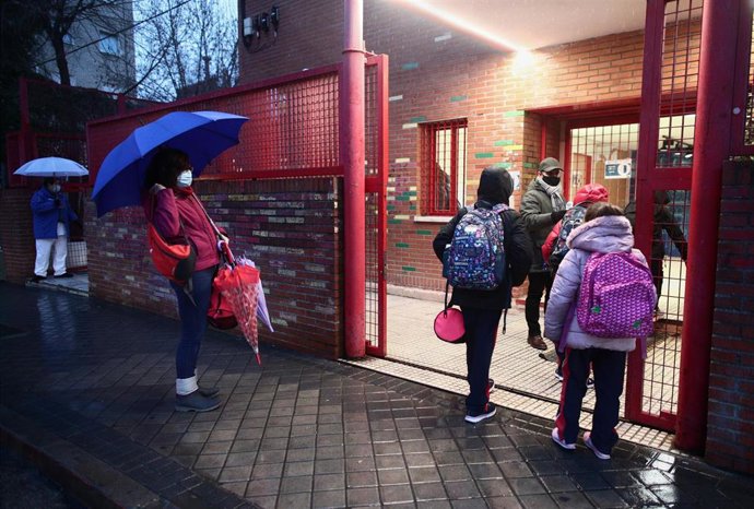 Varios alumnos esperan antes de entrar al colegio Arcangel Rafael.