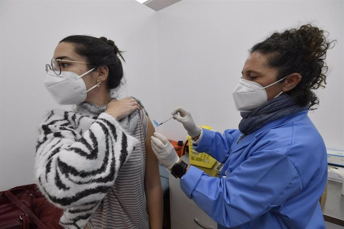 Una estudiante de la UMU recibe la primera dosis de la vacuna contra el Covid-19