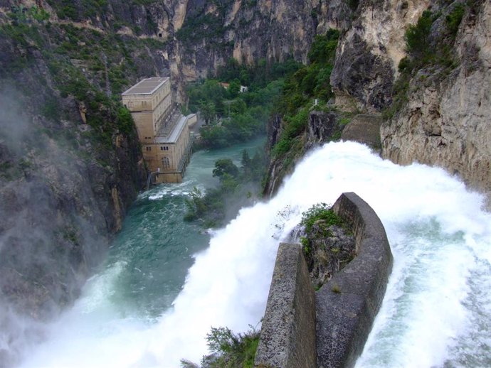 Imagen de archivo de una central hidroeléctrica en Camarasa (Lleida)