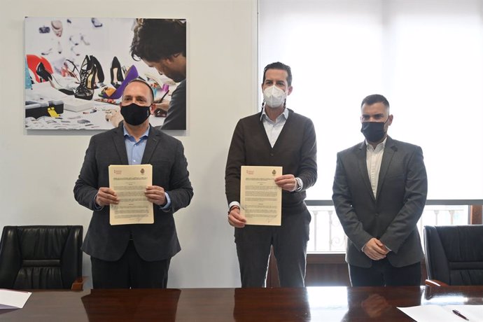 Martínez Dalmau firma un conveni amb l'Ajuntament d'Elda per a la cessió del dret de tempteig que permet la compra de vivendes