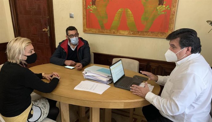 Reunión del Ayuntamiento de Huelva para reforzar el dispositivo de prevención frente al Covid-19 en el Mercado del Carmen.