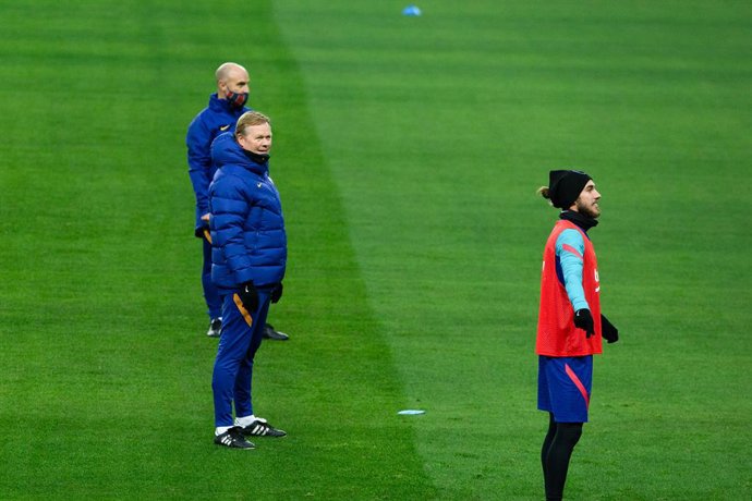 Ronald Koeman, head coach of Barcelona, attend a training session at La Cartuja Stadium, one day before the Spain Super Cup against Athletic Club Bilbao on January 16, 2021 in Sevilla, of Spain.
