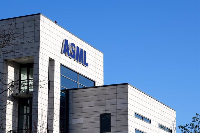 Logo de ASML en las oficinas de la empresa.