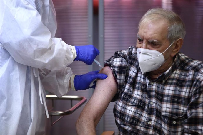 José Antonio es vacunado en la Comunidad de Madrid durante el primer día de vacunación contra la Covid-19 en España, en la residencia de mayores Vallecas, perteneciente a la Agencia Madrileña de Atención Social (AMAS), en Madrid