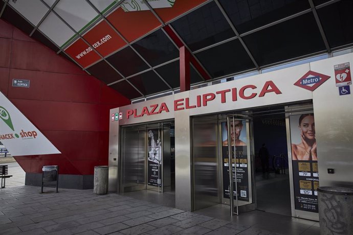 Estación de metro de Plaza Elíptica en Madrid (España), a 25 de noviembre de 2020. Plaza Elíptica se convertirá en Zona de Bajas Emisiones (ZBE) en 2021 llevando aparejada la restricción de la circulación a los vehículos sin etiqueta ambiental --clasifi