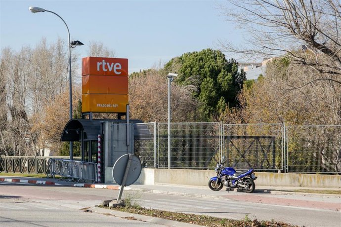 Una de las puertas de acceso de la sede de Radio Televisión Española en Prado del Rey, Madrid, (España).