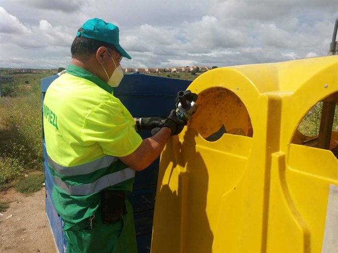 El Ayuntamiento amplia la boca de los contenedores de envases que lo permiten para evitar contagios.