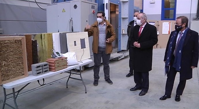 El consejero de Planificación Territorial, Vivienda y Transportes, Iñaki Arriola, acompañado del viceconsejero de Vivienda, Pedro Jauregui, visitado las instalaciones del Laboratorio de Control de Calidad de la Edificación en Vitoria