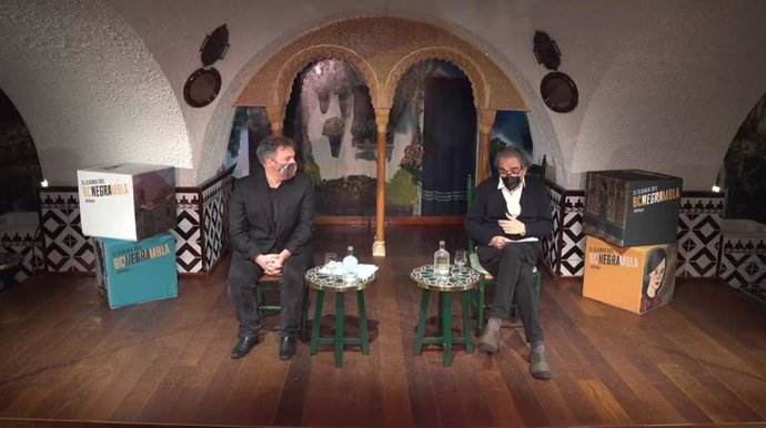 El comisario de BCNegra, Carlos Zanón; y el teniente de alcaldia de Cultura, Educación, Ciencia y Comunidad del Ayuntamiento de Barcelona, Joan Subirats, durante la presentación este 20 de enero del programa del festival.