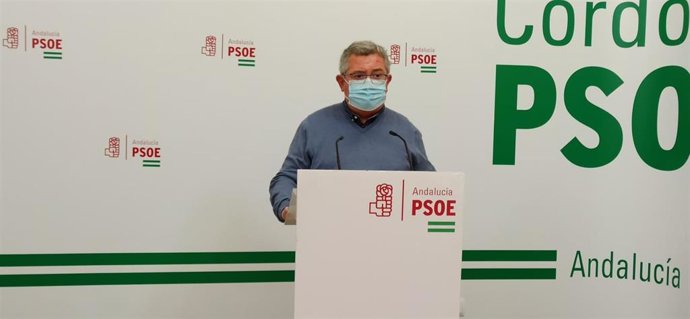 El portavoz del PSOE-A en la Comisión de Salud y Familias del Parlamento de Andalucía, Jesús María Ruiz, en la sede de su partido en Cordoba, en una imagen de archivo.