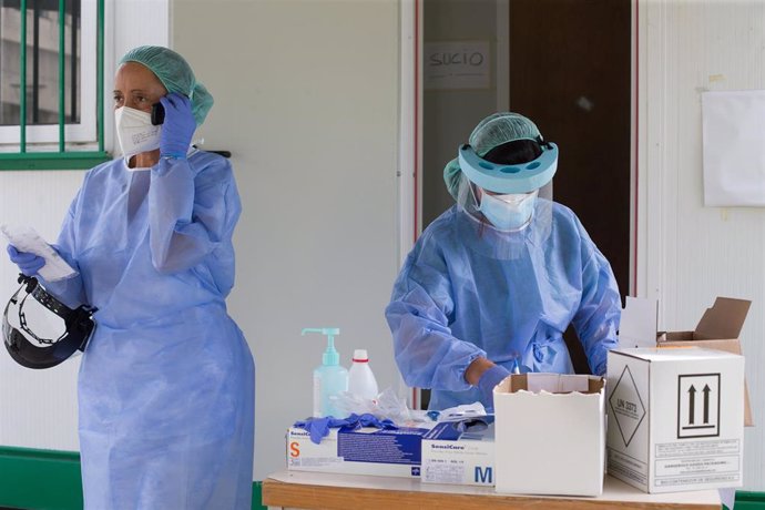 Dúas sanitarias preparan probas PCR en Monforte de Lemos (Lugo).