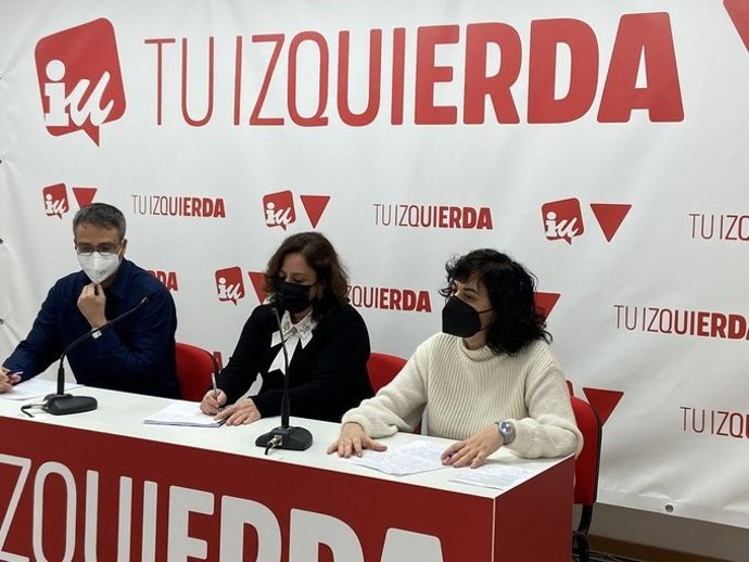 La diputada de IU, Henar Moreno; el coordinador de IU Logroño, Miguel Galán; y la responsable de Educación de IU, Noemí Ruiz