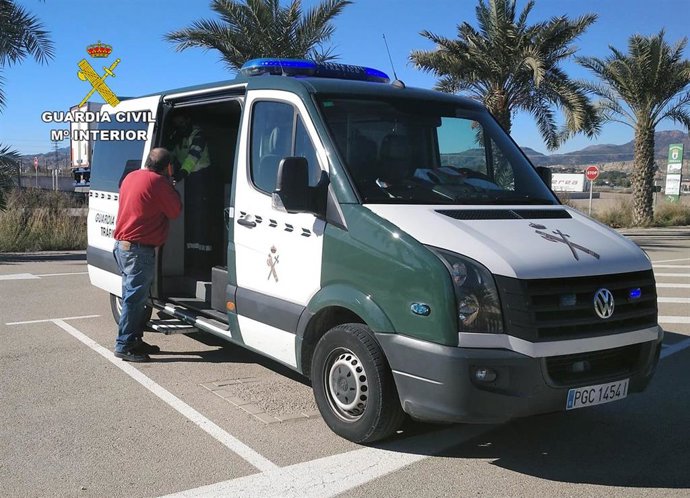 Imagen del camionero, en la furgoneta de atestados
