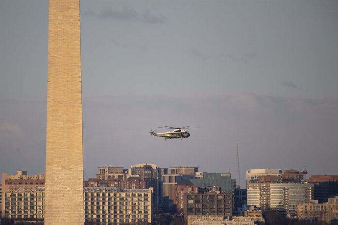 El helicóptero Marine One vuela hacia la Casa Blanca
