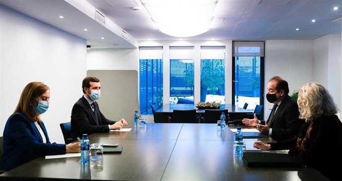 El líder del PP, Pablo Casado, se reúne con el director general de Pfiezer en España, Sergio Rodríguez. Le acompaña la vicesecretaria de Política Social del PP, Ana Pastor. En Madrid, a 20 de enero de 2021.