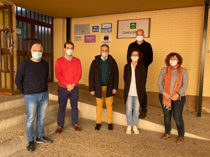 El delegado de Educación, Antonio Sutil (c), en un centro adherido a la Red Escuela Espacio de Paz.