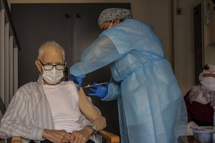 Vas batre Martí, intern de la residncia de majors Verge del Miracle de Rafelbunyol (Valncia), de 81 anys, ha sigut la primera persona a rebre la vacuna enfront de la Covid-19 a la Comunitat