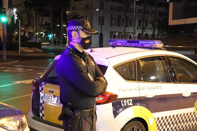 Un agente de la Policía Local de Alicante