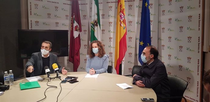 Alfonso Rojano (dcha.), respaldado por ediles del PSOE e IU en una rueda de prensa celebrada el mismo día del Pleno que acordó declararle edil no adscrito.