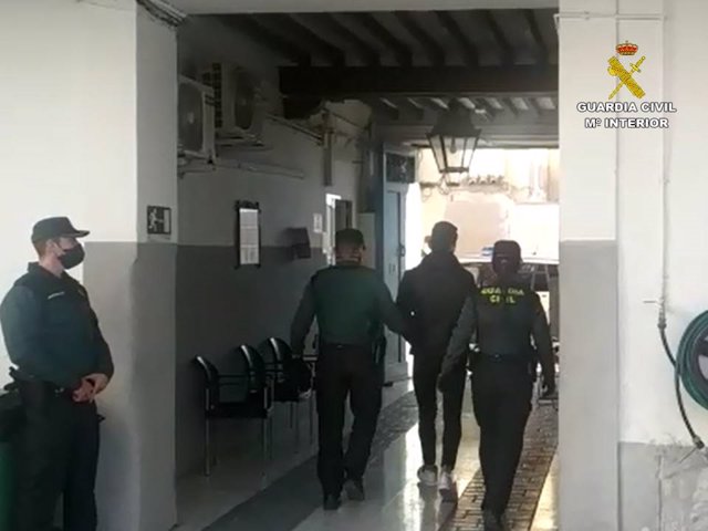 La Guardia Civil ha detenido a seis hombres por la agresión a un vecino de San Juan de Alicante al que presuntamente engañaron para que fuera a un parque y poder robarle así los 900 euros de premio que había ganado en un salón de juegos.