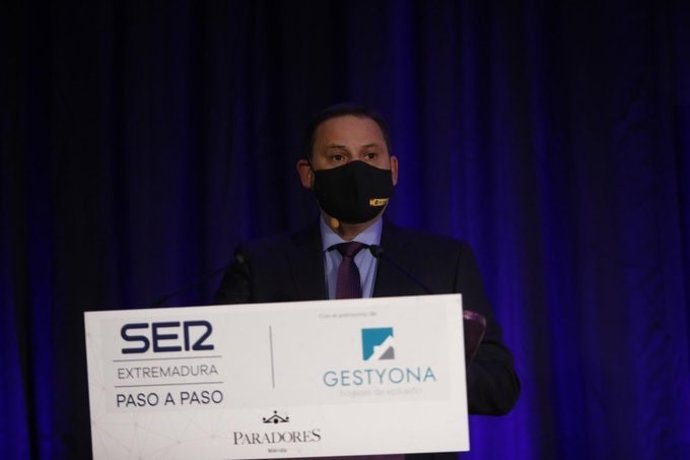 El ministro de Transportes, José Luis Ábalos, en un foro en Mérida