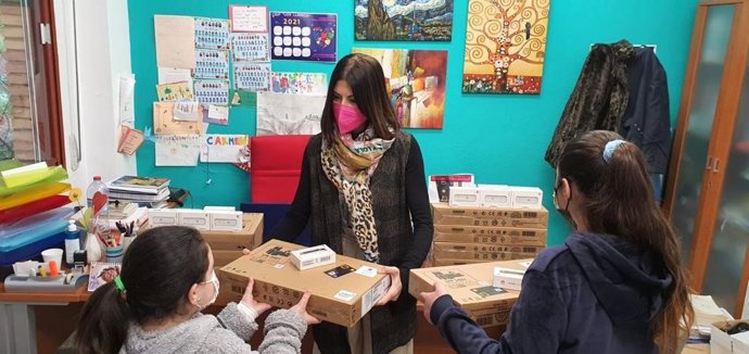 Junta y Endesa plan donación de 125 ordenadores en Málaga para atender las necesidades de formación de alumnos en situación de vulnerabilidad