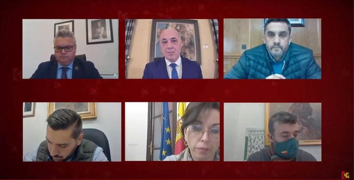 El presidente de la Diputación, Antonio Ruiz (arriba, en el centro), junto a los portavoces de los distintos grupos políticos, durante la celebración del Pleno telemático.