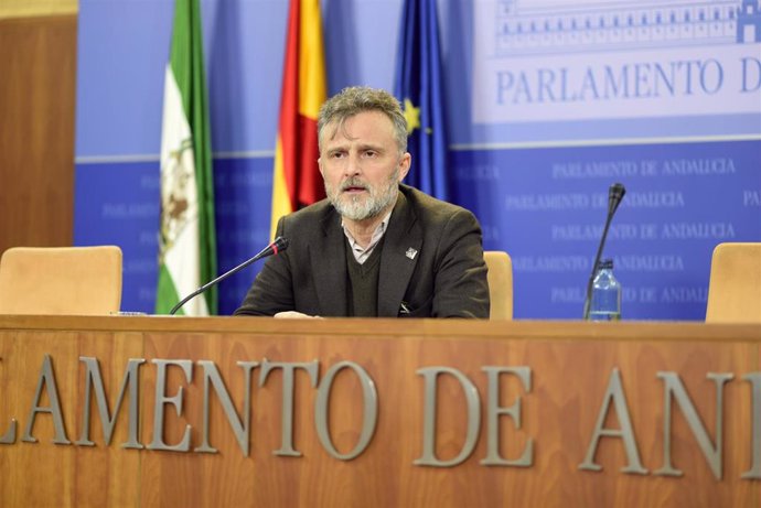 El portavoz parlamentario del PSOE-A, José Fiscal, en rueda de prensa.