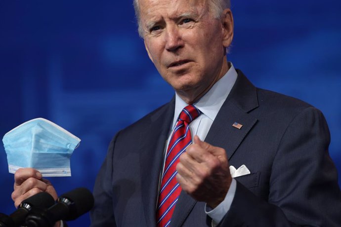 Joe Biden con una mascarilla