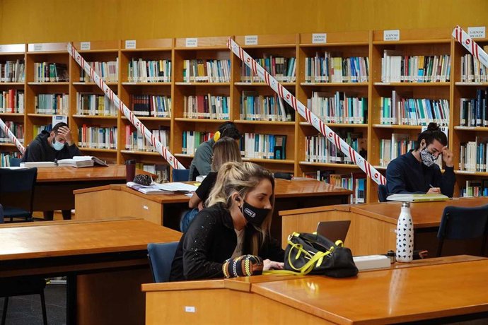 Estudiantes en la Biblioteca General de la Universidad de Málaga (UMA)