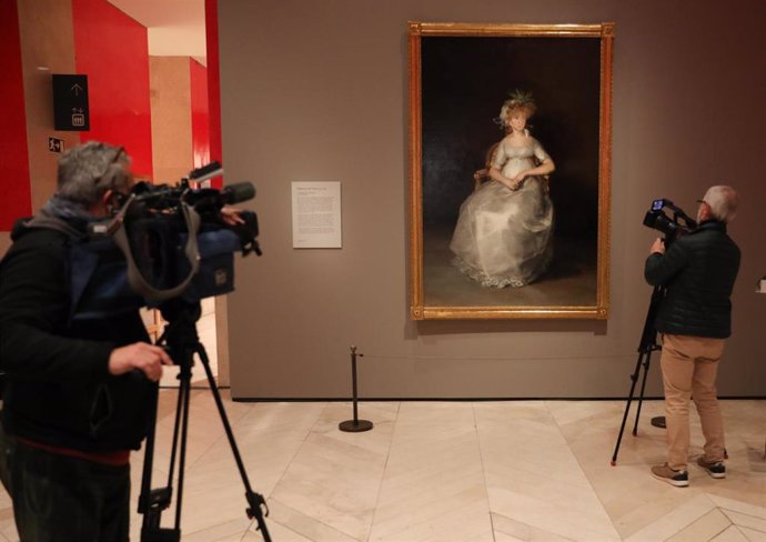Varios fotógrafos realizan fotos a la obra restaurada por Elisa Mora de 'La condesa de Chinchón de Francisco de Goya, en el Museo del Prado. 