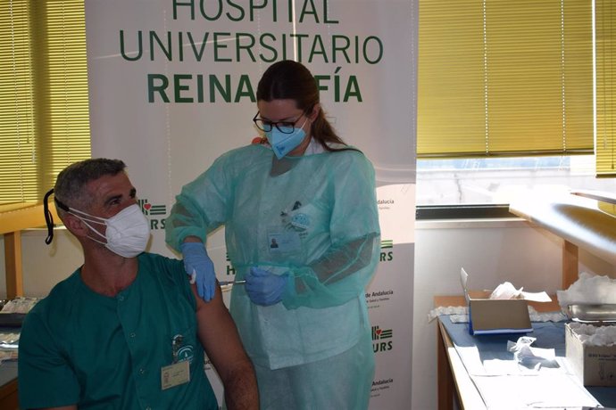 Felipe, primer enfermero en recibir la vacuna en Córdoba