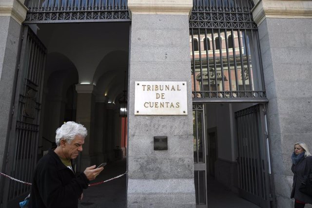 Un hombre pasa por la puerta principal del edificio del Tribunal de Cuentas en la Calle Fuecarral , número 81 de Madrid (España).