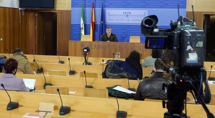 El portavoz parlamentario del PSOE-A, José Fiscal, este miércoles en rueda de prensa.