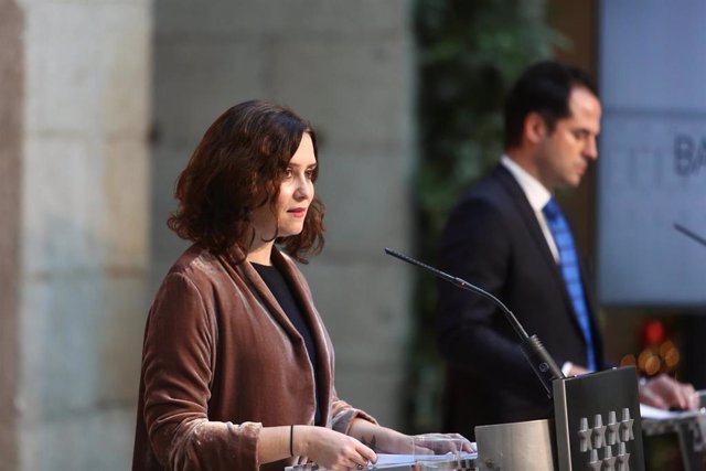 La presidenta de la Comunidad, Isabel Díaz Ayuso (i), acompañada del vicepresidente, Ignacio Aguado (d), ofrece una rueda de prensa tras mantener el último Consejo de Gobierno del año, en Madrid (España), a 29 de diciembre de 2020