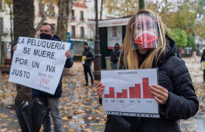 A las puertas del Ayuntamiento de Sevilla el sector de la peluquería protesta para reclamar la bajada del IVA al 10%. Sevilla  (Andalucía) a 20 de enero 2021