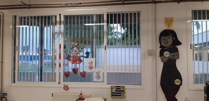 Medidas en los colegios públicos de Espartinas para reducir las corrientes de agua y el frío