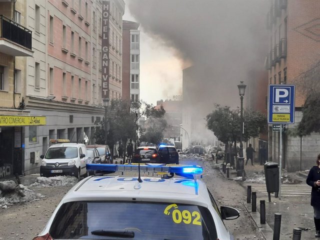 Un coche de policía municipal llega a la calle Toledo tras una fuerte explosión que ha hundido tres plantas de un edificio, en Madrid