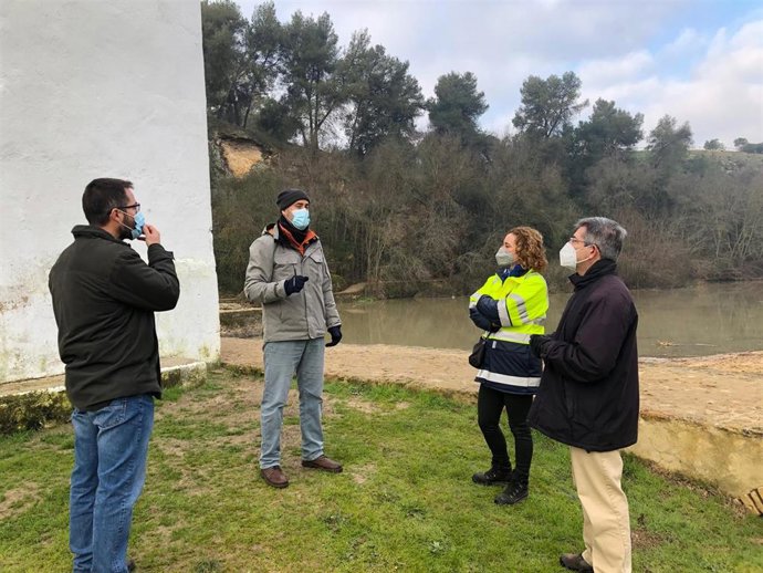 El delegado de transición ecológica del Ayuntamiento de Alcalá de Guadaíra, Pablo Chaín, con técnicos de la CHG y del propio Ayuntamiento en el lugar donde se instalará la estación de control.
