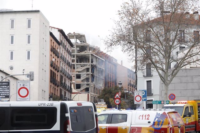 Ambulancias del Samur 112 momentos posteriores a una fuerte explosión registrada la calle Toledo que ha hundido tres plantas de un edificio, en Madrid, (España), a 20 de enero de 2021. La explosión se ha producido minutos antes de las tres de la tarde y c