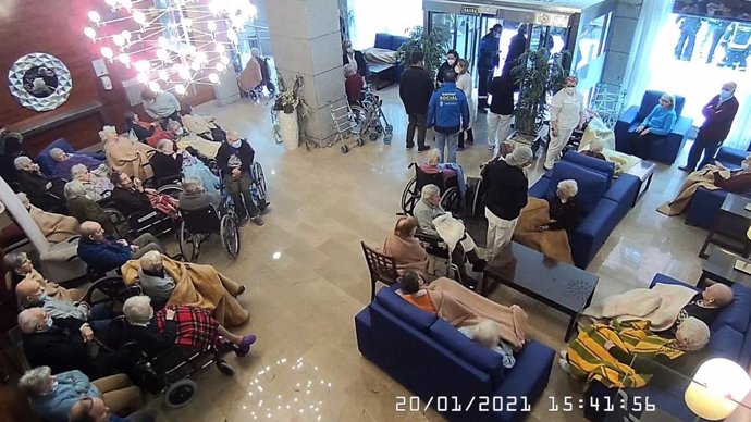 El hotel Ganivet transmite una imagen de "tranquilidad" tras acoger a ancianos de la residencia en su hall
