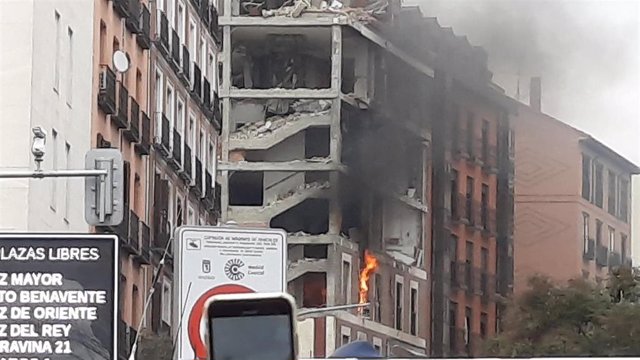 Arde parte del edificio de la calle Toledo tras la explosión registrada