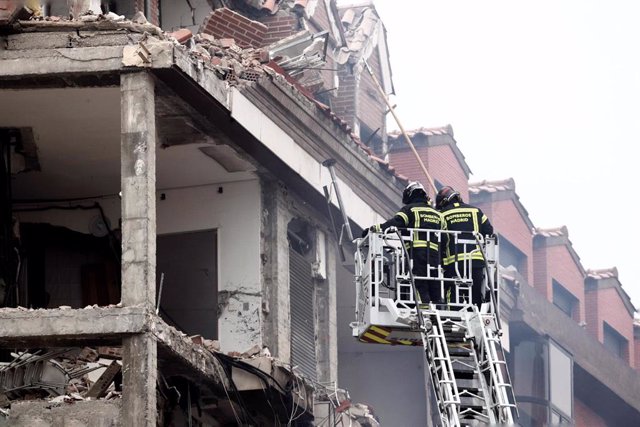 Dos bomberos trabajan en un inmueble momentos posteriores a una fuerte explosión registrada la calle Toledo 